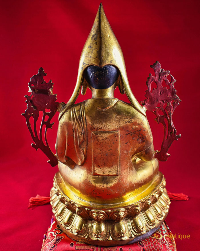 statue tibetaine de djé tsongkhapa vue de dos