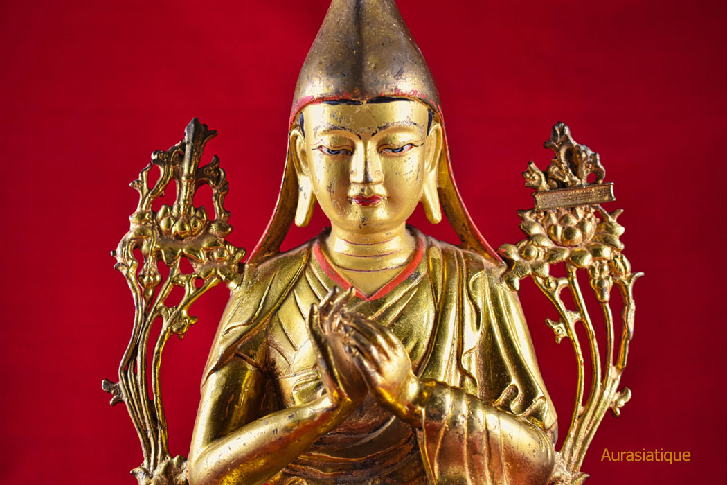 statue tibetaine de djé tsongkhapa vue de face détail