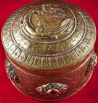 boite tibétaine à offrandes en laiton avec signes auspicieux