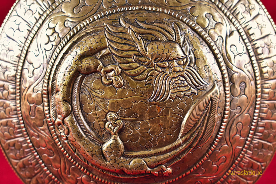 boite tibétaine à offrandes en laiton avec signes auspicieux détail dragon