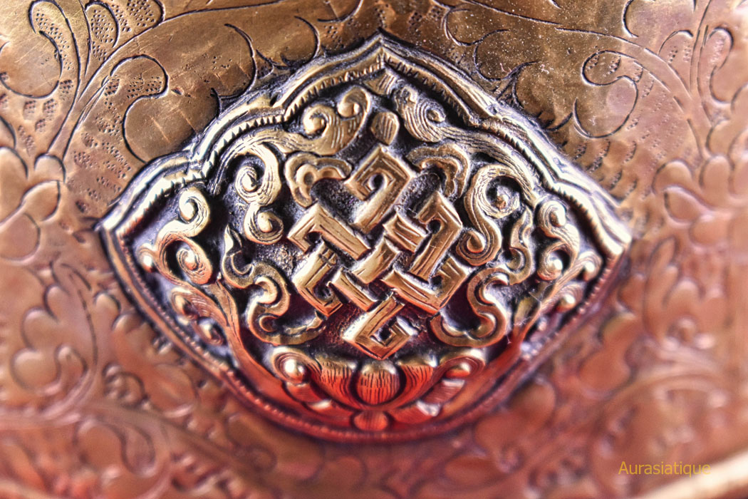 boite tibétaine à offrandes en laiton avec signes auspicieux noeud sans fin