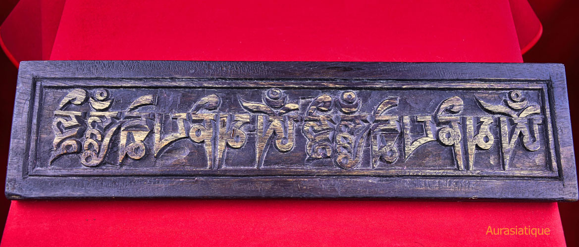 tablette xylographique tibétaine avec mantra bouddhique vue de face