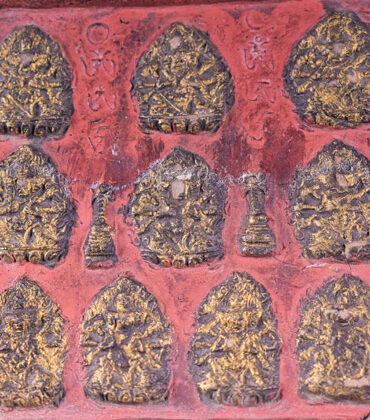 amulette tsa tsa tibétaine aux dix manifestations de dvajagrakeyura vue détail