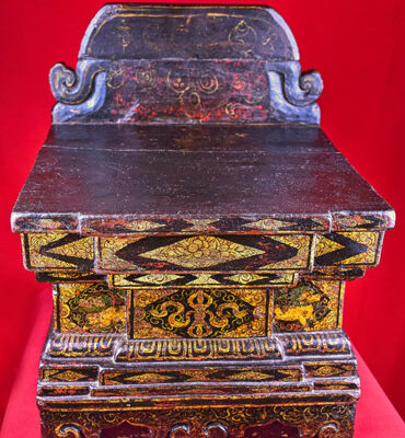 autel ou piédestal monastique tibétain simhasana