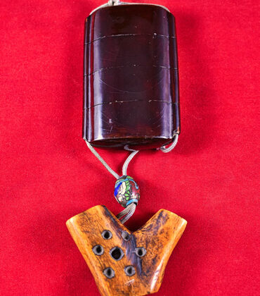 inro japonais avec netsuke en bois de cerf