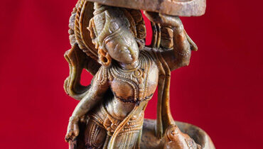 statue en pierre de lord krishna govinda