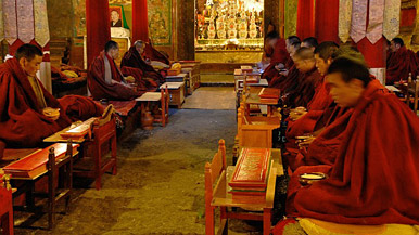 moines tibétains en rituel