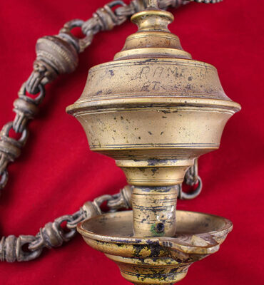 lampe a huile indienne suspendue thooku vilakku