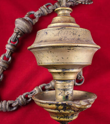 lampe a huile indienne suspendue thooku vilakku