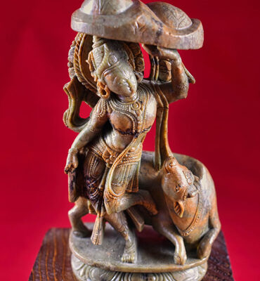 statuette de krishna govinda en pierre