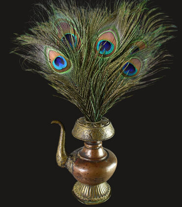 vase tibetain bumpa avec plumes de paon